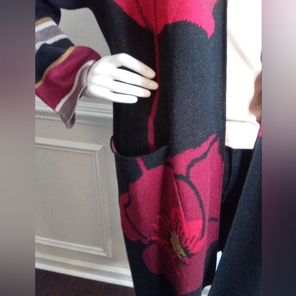 Max Sport Women's Poppy Black and Red Long Floral Cardigan Size Medium - Picture 8 of 16